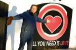 Amsterdam 21 december 2021
Robert ten Brink en zijn vrouw bij opnames all you need is love op museumplein.