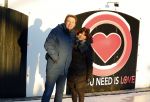 Amsterdam 21 december 2021
Robert ten Brink en zijn vrouw bij opnames all you need is love op museumplein.