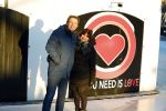 Amsterdam 21 december 2021
Robert ten Brink en zijn vrouw bij opnames all you need is love op museumplein.