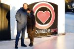 Amsterdam 21 december 2021
Robert ten Brink en zijn vrouw bij opnames all you need is love op museumplein.