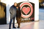 Amsterdam 21 december 2021
Robert ten Brink en zijn vrouw bij opnames all you need is love op museumplein.
