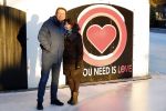 Amsterdam 21 december 2021
Robert ten Brink en zijn vrouw bij opnames all you need is love op museumplein.