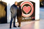 Amsterdam 21 december 2021
Robert ten Brink en zijn vrouw bij opnames all you need is love op museumplein.