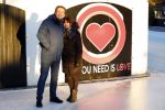 Amsterdam 21 december 2021
Robert ten Brink en zijn vrouw bij opnames all you need is love op museumplein.