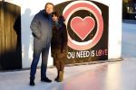 Amsterdam 21 december 2021
Robert ten Brink en zijn vrouw bij opnames all you need is love op museumplein.