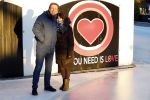 Amsterdam 21 december 2021
Robert ten Brink en zijn vrouw bij opnames all you need is love op museumplein.