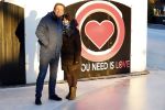 Amsterdam 21 december 2021
Robert ten Brink en zijn vrouw bij opnames all you need is love op museumplein.