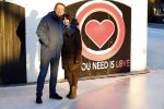 Amsterdam 21 december 2021
Robert ten Brink en zijn vrouw bij opnames all you need is love op museumplein.