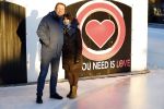Amsterdam 21 december 2021
Robert ten Brink en zijn vrouw bij opnames all you need is love op museumplein.