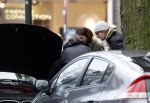 Amsterdam 22 januari 2011
Robine v d Meer met een kapotte auto. Oa Prins Bernhard jr helpt haar.
Peter Smulders bv