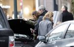 Amsterdam 22 januari 2011
Robine v d Meer met een kapotte auto. Oa Prins Bernhard jr helpt haar.
Peter Smulders bv