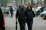 Amsterdam 4 december 2021
Ruud Gullit en zijn vriendin Karin de Rooij in Amsterdam zuid