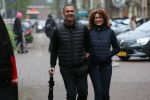 Amsterdam 4 december 2021
Ruud Gullit en zijn vriendin Karin de Rooij in Amsterdam zuid