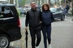 Amsterdam 4 december 2021
Ruud Gullit en zijn vriendin Karin de Rooij in Amsterdam zuid