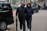 Amsterdam 4 december 2021
Ruud Gullit en zijn vriendin Karin de Rooij in Amsterdam zuid