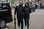 Amsterdam 4 december 2021
Ruud Gullit en zijn vriendin Karin de Rooij in Amsterdam zuid