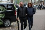 Amsterdam 4 december 2021
Ruud Gullit en zijn vriendin Karin de Rooij in Amsterdam zuid