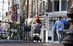 Amsterdam 3 januari 2021
Sander lantinga en zijn vrouw Tessel v d Lugt voor het eerst wandelen met hun dochtertje Lexi . Ook hun andere dochter Cato is erbij.