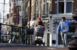 Amsterdam 3 januari 2021
Sander lantinga en zijn vrouw Tessel v d Lugt voor het eerst wandelen met hun dochtertje Lexi . Ook hun andere dochter Cato is erbij.
