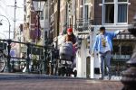 Amsterdam 3 januari 2021
Sander lantinga en zijn vrouw Tessel v d Lugt voor het eerst wandelen met hun dochtertje Lexi . Ook hun andere dochter Cato is erbij.
