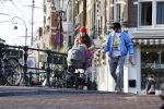 Amsterdam 3 januari 2021
Sander lantinga en zijn vrouw Tessel v d Lugt voor het eerst wandelen met hun dochtertje Lexi . Ook hun andere dochter Cato is erbij.