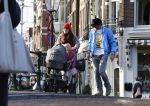 Amsterdam 3 januari 2021
Sander lantinga en zijn vrouw Tessel v d Lugt voor het eerst wandelen met hun dochtertje Lexi . Ook hun andere dochter Cato is erbij.