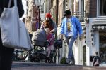 Amsterdam 3 januari 2021
Sander lantinga en zijn vrouw Tessel v d Lugt voor het eerst wandelen met hun dochtertje Lexi . Ook hun andere dochter Cato is erbij.