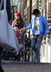 Amsterdam 3 januari 2021
Sander lantinga en zijn vrouw Tessel v d Lugt voor het eerst wandelen met hun dochtertje Lexi . Ook hun andere dochter Cato is erbij.