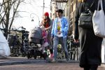 Amsterdam 3 januari 2021
Sander lantinga en zijn vrouw Tessel v d Lugt voor het eerst wandelen met hun dochtertje Lexi . Ook hun andere dochter Cato is erbij.