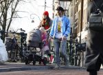 Amsterdam 3 januari 2021
Sander lantinga en zijn vrouw Tessel v d Lugt voor het eerst wandelen met hun dochtertje Lexi . Ook hun andere dochter Cato is erbij.