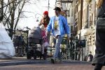 Amsterdam 3 januari 2021
Sander lantinga en zijn vrouw Tessel v d Lugt voor het eerst wandelen met hun dochtertje Lexi . Ook hun andere dochter Cato is erbij.