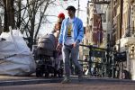 Amsterdam 3 januari 2021
Sander lantinga en zijn vrouw Tessel v d Lugt voor het eerst wandelen met hun dochtertje Lexi . Ook hun andere dochter Cato is erbij.