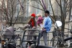 Amsterdam 3 januari 2021
Sander lantinga en zijn vrouw Tessel v d Lugt voor het eerst wandelen met hun dochtertje Lexi . Ook hun andere dochter Cato is erbij.