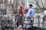 Amsterdam 3 januari 2021
Sander lantinga en zijn vrouw Tessel v d Lugt voor het eerst wandelen met hun dochtertje Lexi . Ook hun andere dochter Cato is erbij.