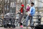 Amsterdam 3 januari 2021
Sander lantinga en zijn vrouw Tessel v d Lugt voor het eerst wandelen met hun dochtertje Lexi . Ook hun andere dochter Cato is erbij.