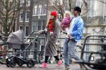 Amsterdam 3 januari 2021
Sander lantinga en zijn vrouw Tessel v d Lugt voor het eerst wandelen met hun dochtertje Lexi . Ook hun andere dochter Cato is erbij.
