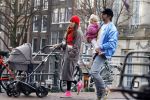 Amsterdam 3 januari 2021
Sander lantinga en zijn vrouw Tessel v d Lugt voor het eerst wandelen met hun dochtertje Lexi . Ook hun andere dochter Cato is erbij.