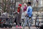 Amsterdam 3 januari 2021
Sander lantinga en zijn vrouw Tessel v d Lugt voor het eerst wandelen met hun dochtertje Lexi . Ook hun andere dochter Cato is erbij.
