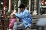 Amsterdam 3 januari 2021
Sander lantinga en zijn vrouw Tessel v d Lugt voor het eerst wandelen met hun dochtertje Lexi . Ook hun andere dochter Cato is erbij.