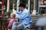 Amsterdam 3 januari 2021
Sander lantinga en zijn vrouw Tessel v d Lugt voor het eerst wandelen met hun dochtertje Lexi . Ook hun andere dochter Cato is erbij.