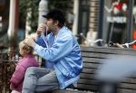 Amsterdam 3 januari 2021
Sander lantinga en zijn vrouw Tessel v d Lugt voor het eerst wandelen met hun dochtertje Lexi . Ook hun andere dochter Cato is erbij.