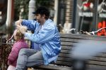 Amsterdam 3 januari 2021
Sander lantinga en zijn vrouw Tessel v d Lugt voor het eerst wandelen met hun dochtertje Lexi . Ook hun andere dochter Cato is erbij.