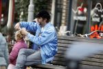 Amsterdam 3 januari 2021
Sander lantinga en zijn vrouw Tessel v d Lugt voor het eerst wandelen met hun dochtertje Lexi . Ook hun andere dochter Cato is erbij.
