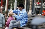 Amsterdam 3 januari 2021
Sander lantinga en zijn vrouw Tessel v d Lugt voor het eerst wandelen met hun dochtertje Lexi . Ook hun andere dochter Cato is erbij.