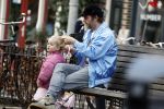 Amsterdam 3 januari 2021
Sander lantinga en zijn vrouw Tessel v d Lugt voor het eerst wandelen met hun dochtertje Lexi . Ook hun andere dochter Cato is erbij.