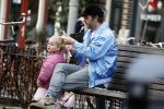 Amsterdam 3 januari 2021
Sander lantinga en zijn vrouw Tessel v d Lugt voor het eerst wandelen met hun dochtertje Lexi . Ook hun andere dochter Cato is erbij.
