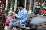 Amsterdam 3 januari 2021
Sander lantinga en zijn vrouw Tessel v d Lugt voor het eerst wandelen met hun dochtertje Lexi . Ook hun andere dochter Cato is erbij.