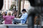 Amsterdam 3 januari 2021
Sander lantinga en zijn vrouw Tessel v d Lugt voor het eerst wandelen met hun dochtertje Lexi . Ook hun andere dochter Cato is erbij.