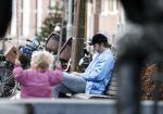 Amsterdam 3 januari 2021
Sander lantinga en zijn vrouw Tessel v d Lugt voor het eerst wandelen met hun dochtertje Lexi . Ook hun andere dochter Cato is erbij.