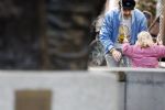 Amsterdam 3 januari 2021
Sander lantinga en zijn vrouw Tessel v d Lugt voor het eerst wandelen met hun dochtertje Lexi . Ook hun andere dochter Cato is erbij.